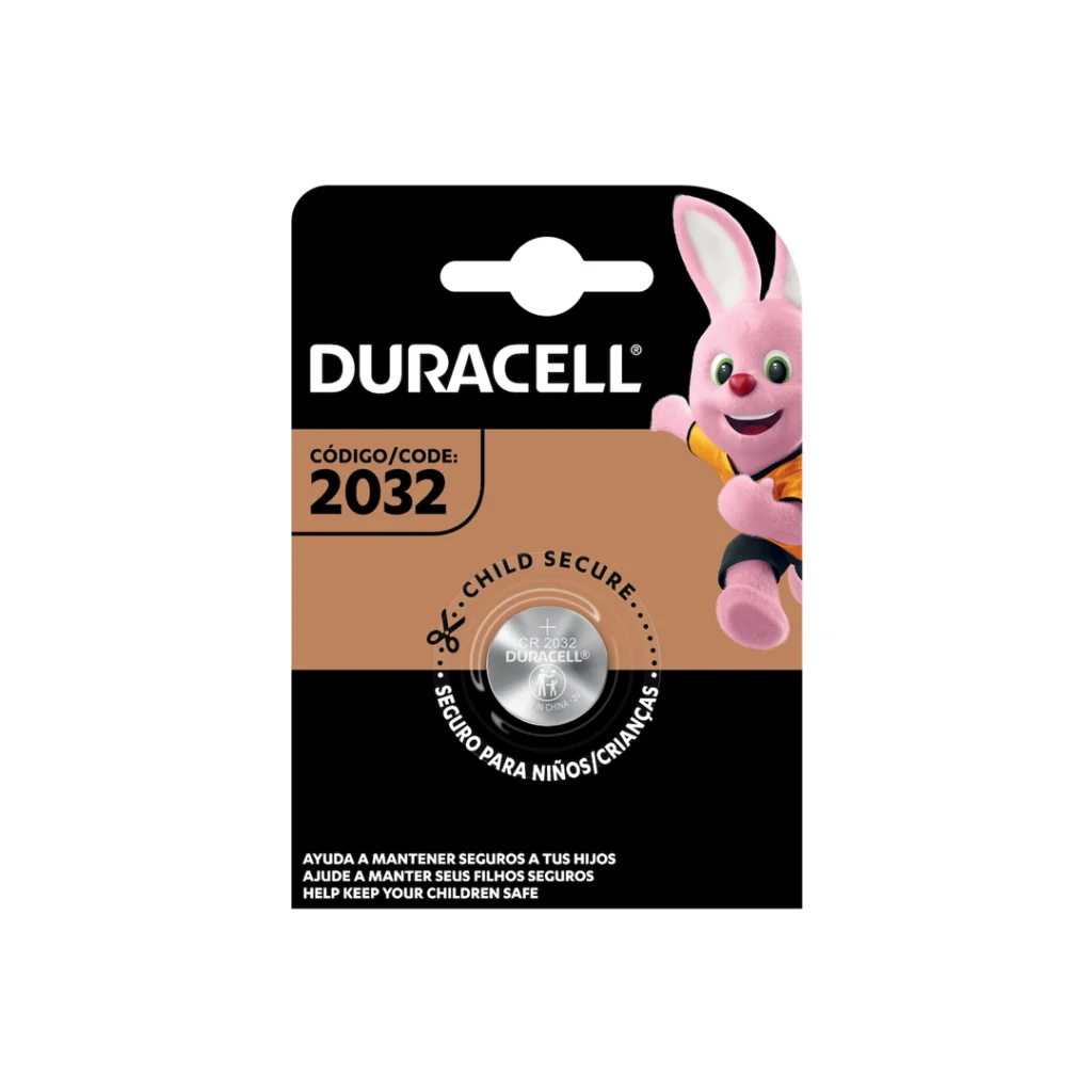 Vista frontal de empaque blíster con pila de botón Duracell 2032. Muestra batería circular sellada y mascota de la marca.