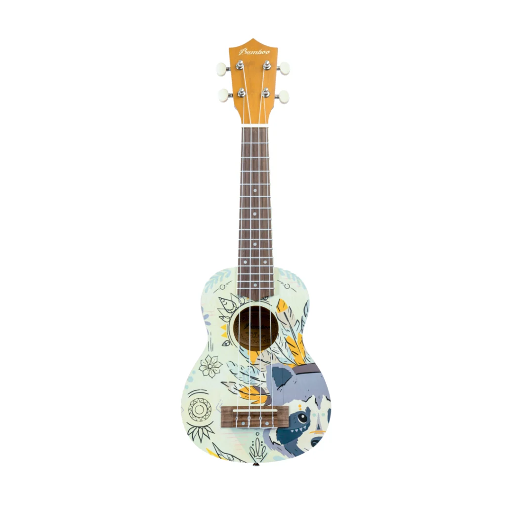Vista frontal de ukelele Bamboo Dreams Line Boho. Cuerpo decorado con ilustración de mapache y motivos tribales