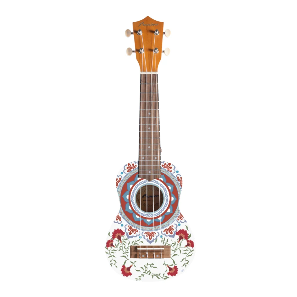 Vista frontal de ukelele Bamboo Mandala Line Porto. Cuerpo blanco con diseño de mandala y flores rojas