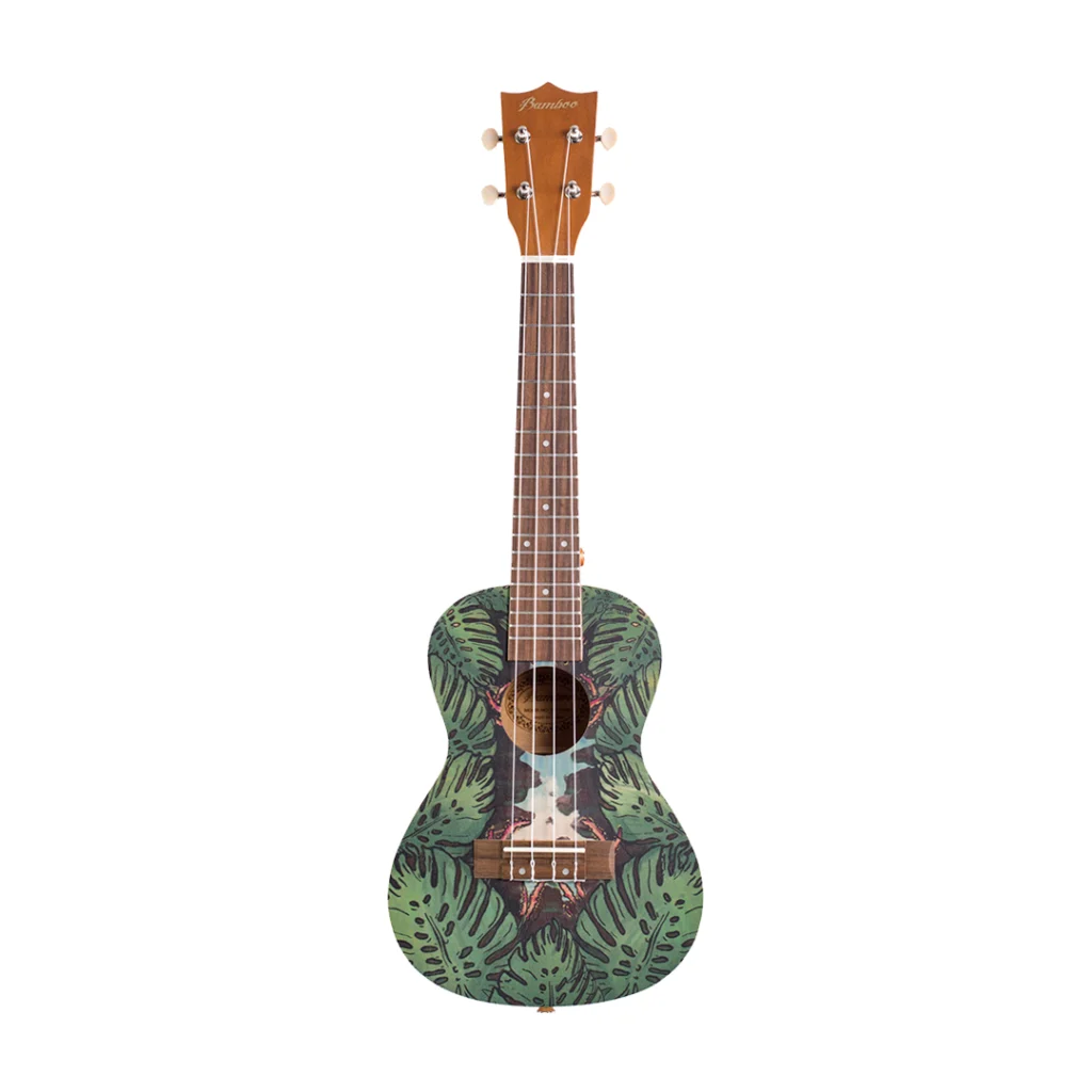 Vista frontal de ukelele Bamboo Nature Line Waterfall. Cuerpo decorado con ilustración de hojas tropicales y cascada central